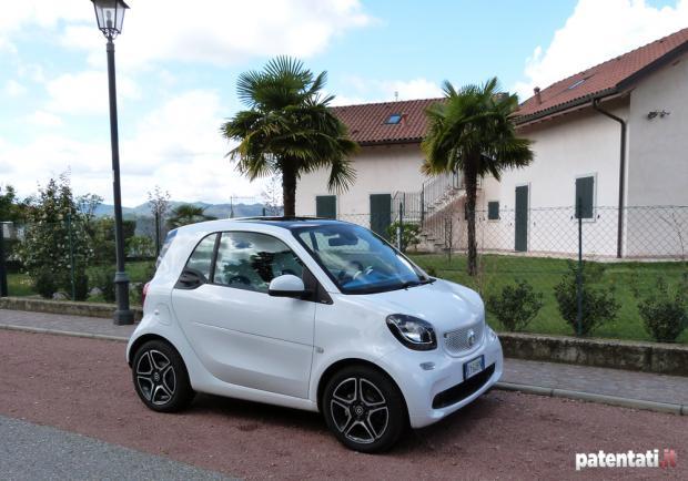 Nuova Smart Fortwo 70 Twinamic tre quarti anteriore