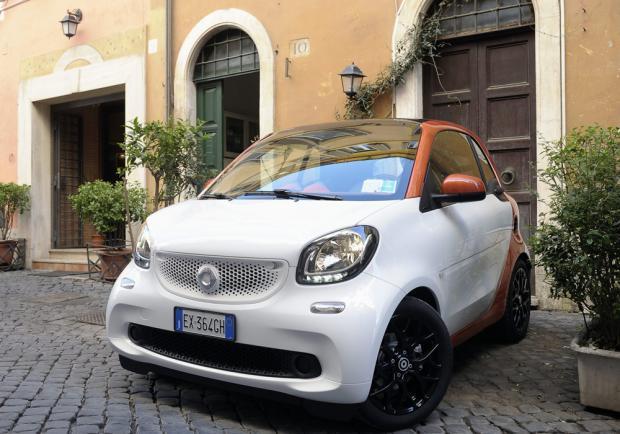 Nuova Smart Fortwo tre quarti anteriore lato sinistro