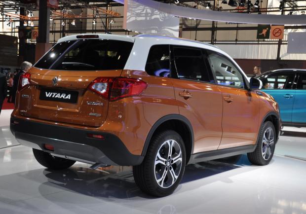 Nuova Suzuki Vitara tre quarti posteriore lato destro al Salone di Parigi 2014