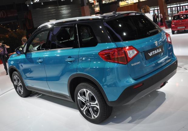 Nuova Suzuki Vitara tre quarti posteriore al Salone di Parigi 2014