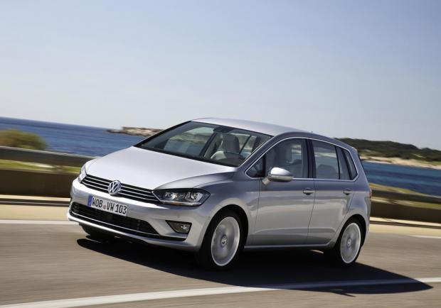 Nuova Volkswagen Golf Sportsvan tre quarti anteriore lato sinistro