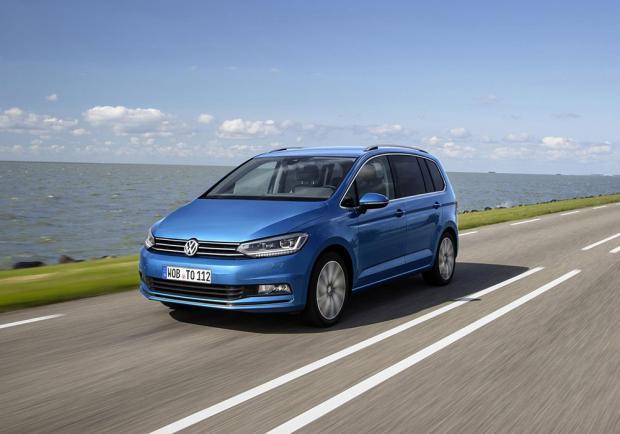 Nuova Volkswagen Touran 2015 tre quarti anteriore