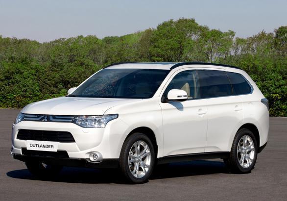 Nuovo Mitsubishi Outlander GPL tre quarti anteriore lato destro