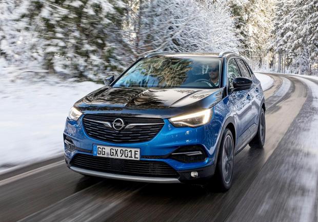 Opel Grandland X Hybrid4, efficienza ma non solo 01