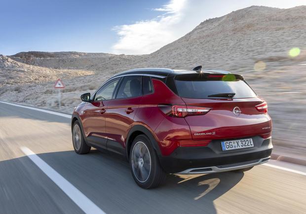 Opel, la Grandland X diventa ibrida plug-in 4x4 04