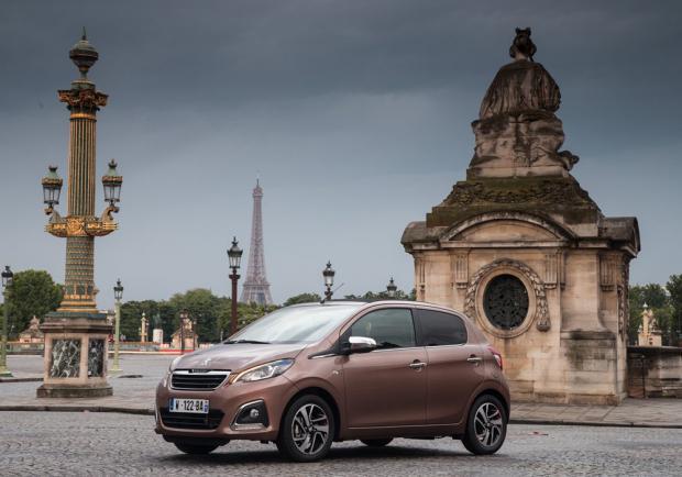 Peugeot 108 tre quarti anteriore