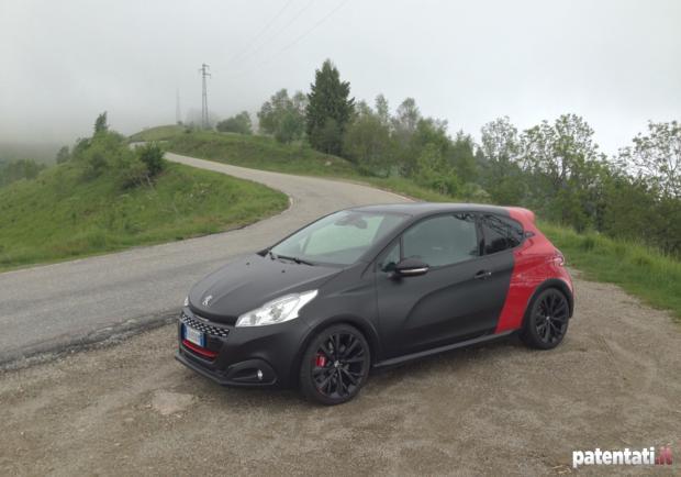 Peugeot 208 GTi by Peugeot Sport tre quarti anteriore