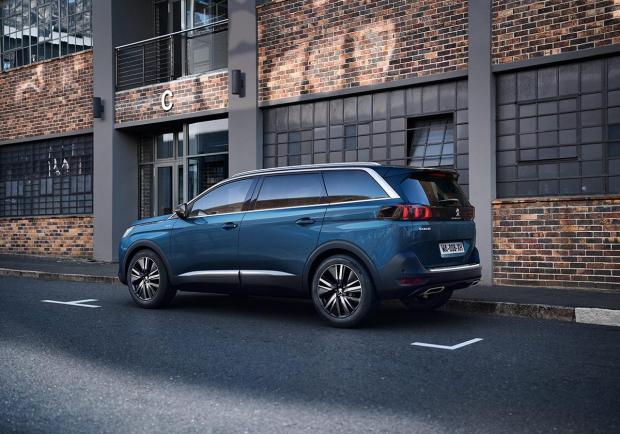 Peugeot 5008, la grande Suv ordinabile in Italia