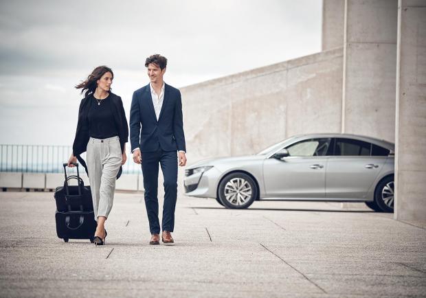 Peugeot firma 8 bagagli in pelle e Alcantara 01