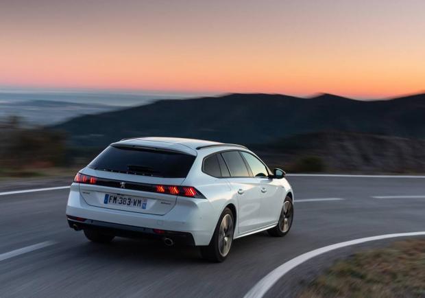 Peugeot, come cambiano la guida le elettrificate del Leone 05