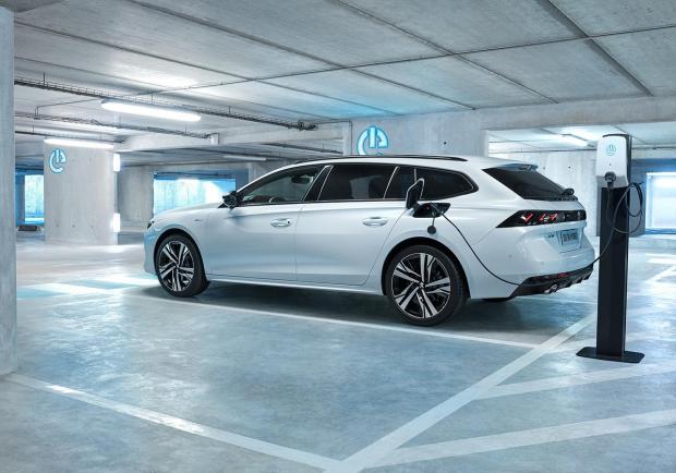 Peugeot, verso l'era Plug-in Hybrid benzina 03