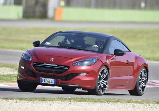 Peugeot RCZ R tre quarti anteriore in pista