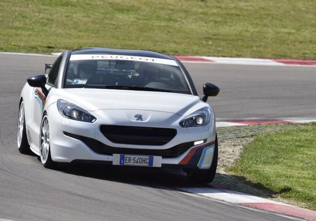 Peugeot RCZ Racing Cup Replica in pista