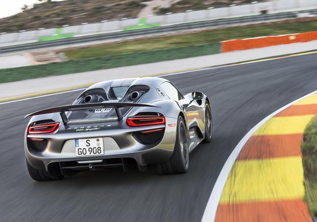 Porsche 918 Spyder in pista posteriore