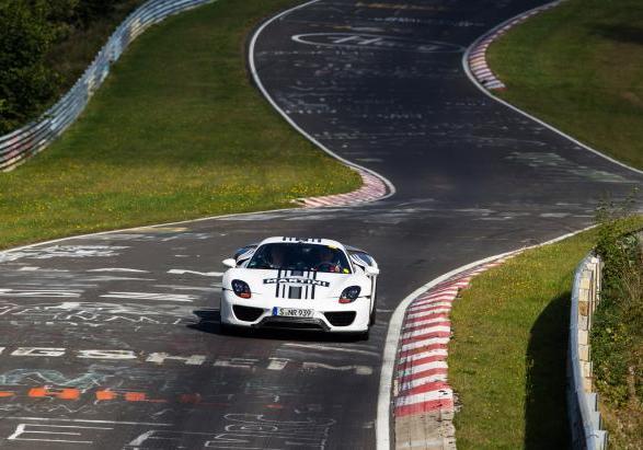 Porsche 918 Spyder al Nurburgring in lontananza