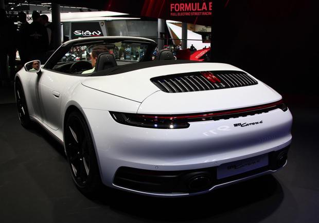 Porsche, la prima elettrica al Salone di Francoforte 10