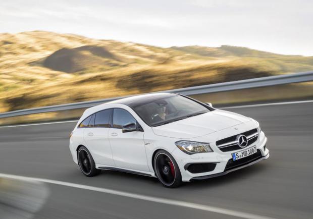 Prime foto Mercedes CLA 45 AMG Shooting Brake tre quarti anteriore