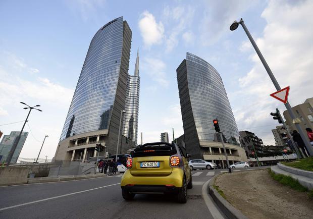 Primo contatto nuova Smart Fortwo Cabrio tre quarti posteriore