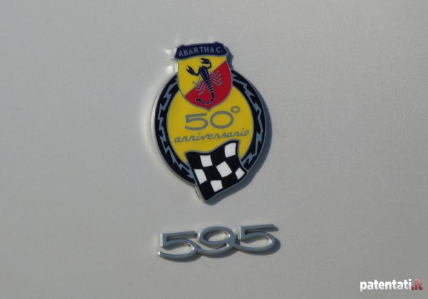 Prova Abarth 595 50° Anniversario logo distintivo