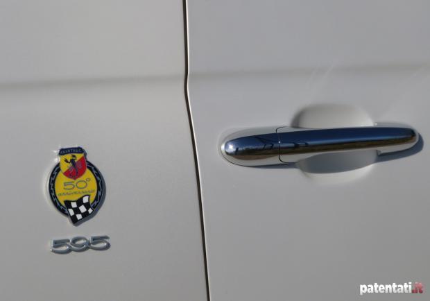 Prova Abarth 595 50° Anniversario maniglia e logo del modello