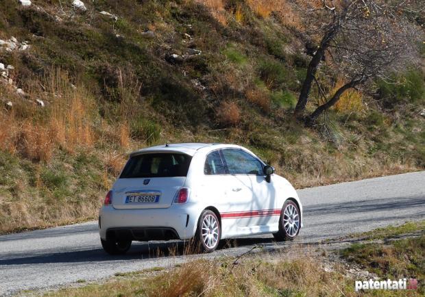 Prova Abarth 595 50° Anniversario tre quarti posteriore lato destro