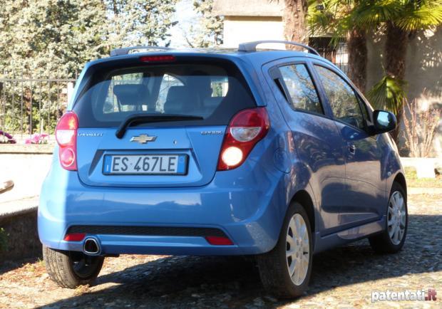 Prova Chevrolet Spark tre quarti posteriore statica