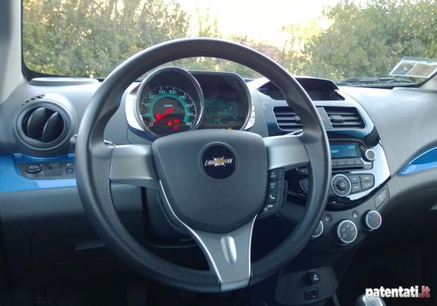 Prova Chevrolet Spark volante e strumentazione