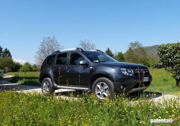 Prova Dacia Duster 1.5 dCi 110 CV 4X2 tre quarti anteriore