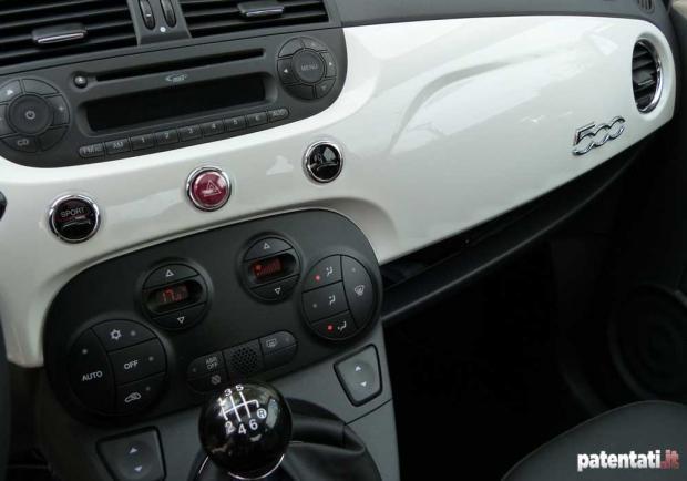 Prova Fiat 500 Cult 0.9 TwinAir Turbo 105 CV console centrale