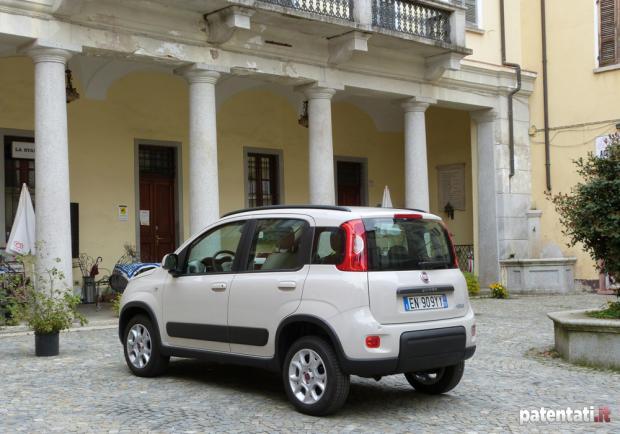 Prova Fiat Panda a metano tre quarti posteriore