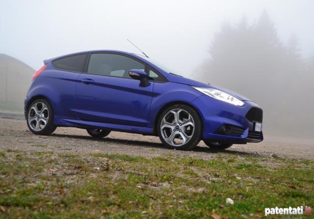 Prova Ford Fiesta ST tre quarti anteriore lato destro