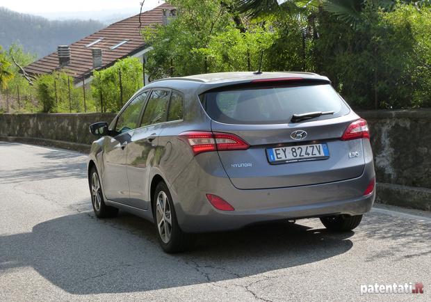 Prova Hyundai i30 Wagon CRDi 110 CV 7DCT dettaglio tre quarti posteriore