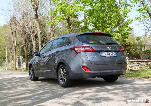 Prova Hyundai i30 Wagon CRDi 110 CV 7DCT tre quarti posteriore