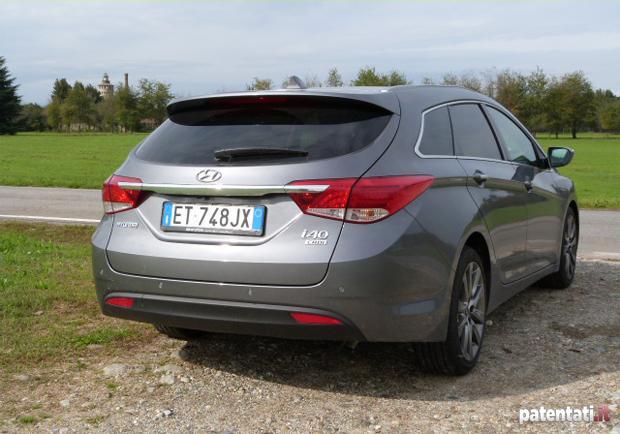 Prova Hyundai i40 Wagon 1.7 CRDi 136CV tre quarti posteriore