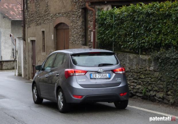 Prova Hyundai ix20 GPL tre quarti posteriore