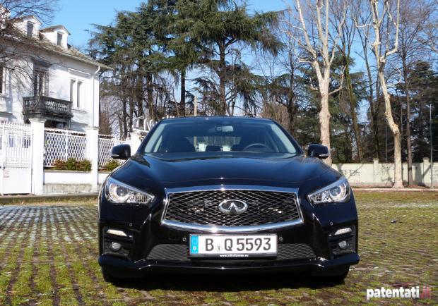 Prova Infiniti Q50 2.0t anteriore