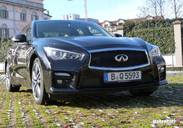 Prova Infiniti Q50 2.0t tre quarti anteriore