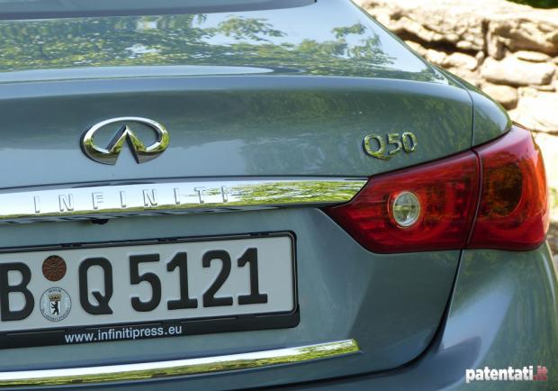 Prova Infiniti Q50 2.2d dettaglio logo