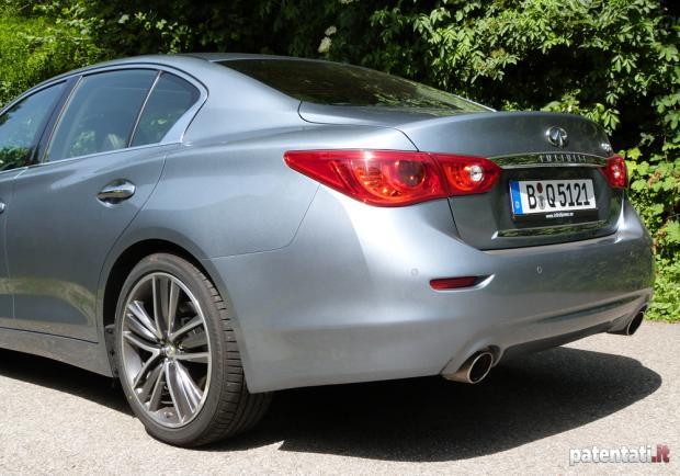 Prova Infiniti Q50 2.2d dettaglio sezione anteriore