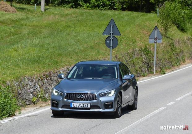 Prova Infiniti Q50 2.2d su strada tre quarti anteriore