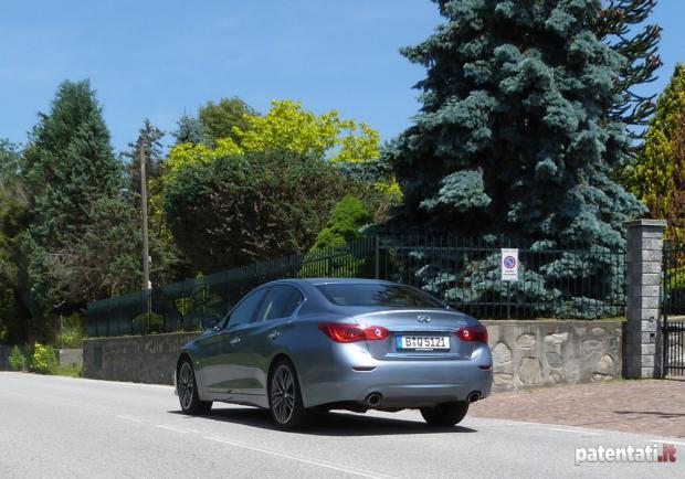 Prova Infiniti Q50 2.2d su strada tre quarti posteriore