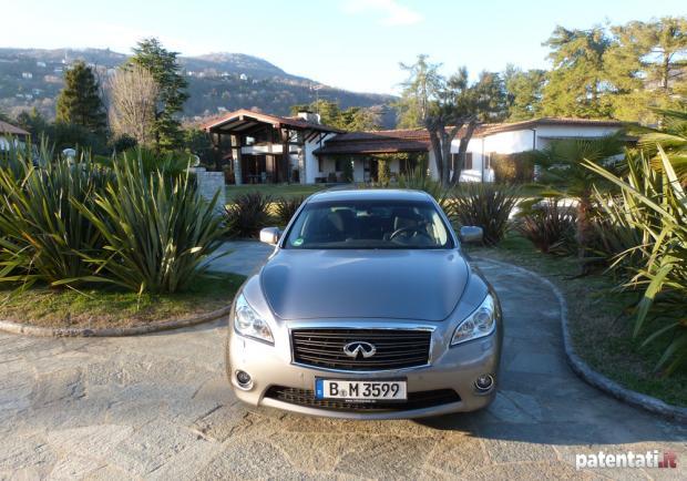 Prova Infiniti Q70 Hybrid anteriore