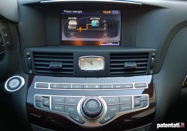 Prova Infiniti Q70 Hybrid console centrale