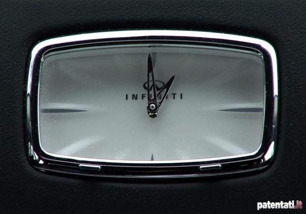 Prova Infiniti Q70 Hybrid dettaglio orologio analogico