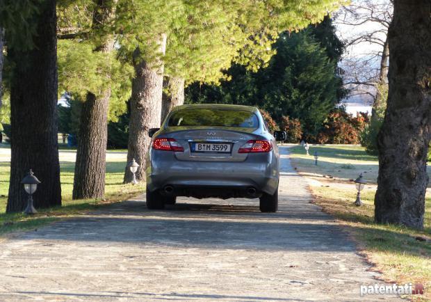 Prova Infiniti Q70 Hybrid posteriore in movimento 2