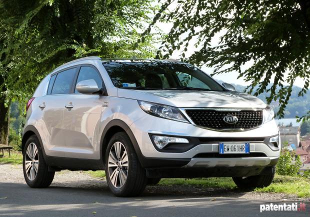 Prova Kia Sportage 2.0 CRDI AWD Rebel tre quarti anteriore