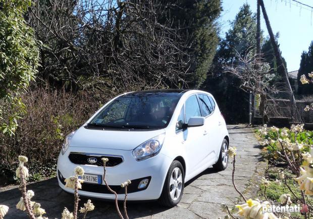 Prova Kia Venga 1.4 CRDi tre quarti anteriore immagine 2