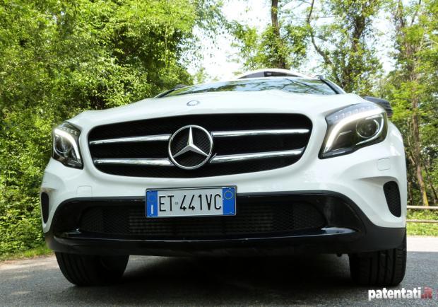 Prova Mercedes GLA 200 CDI Sport dettaglio sezione anteriore