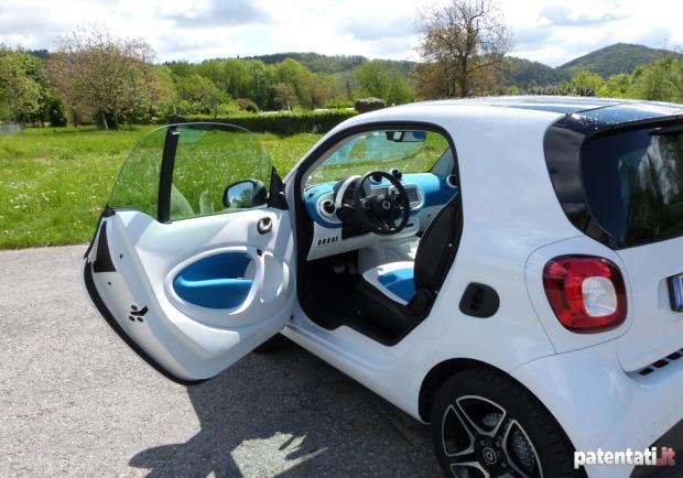 Prova nuova Smart Fortwo 70 Twinamic abitacolo