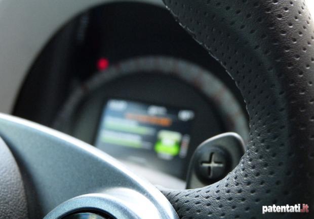 Prova nuova Smart Fortwo 70 Twinamic paddles al volante